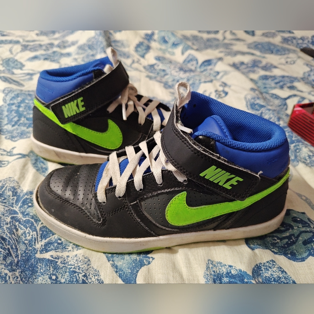 Boys Nike Athletic shoes youth size 6 6Y sneakers